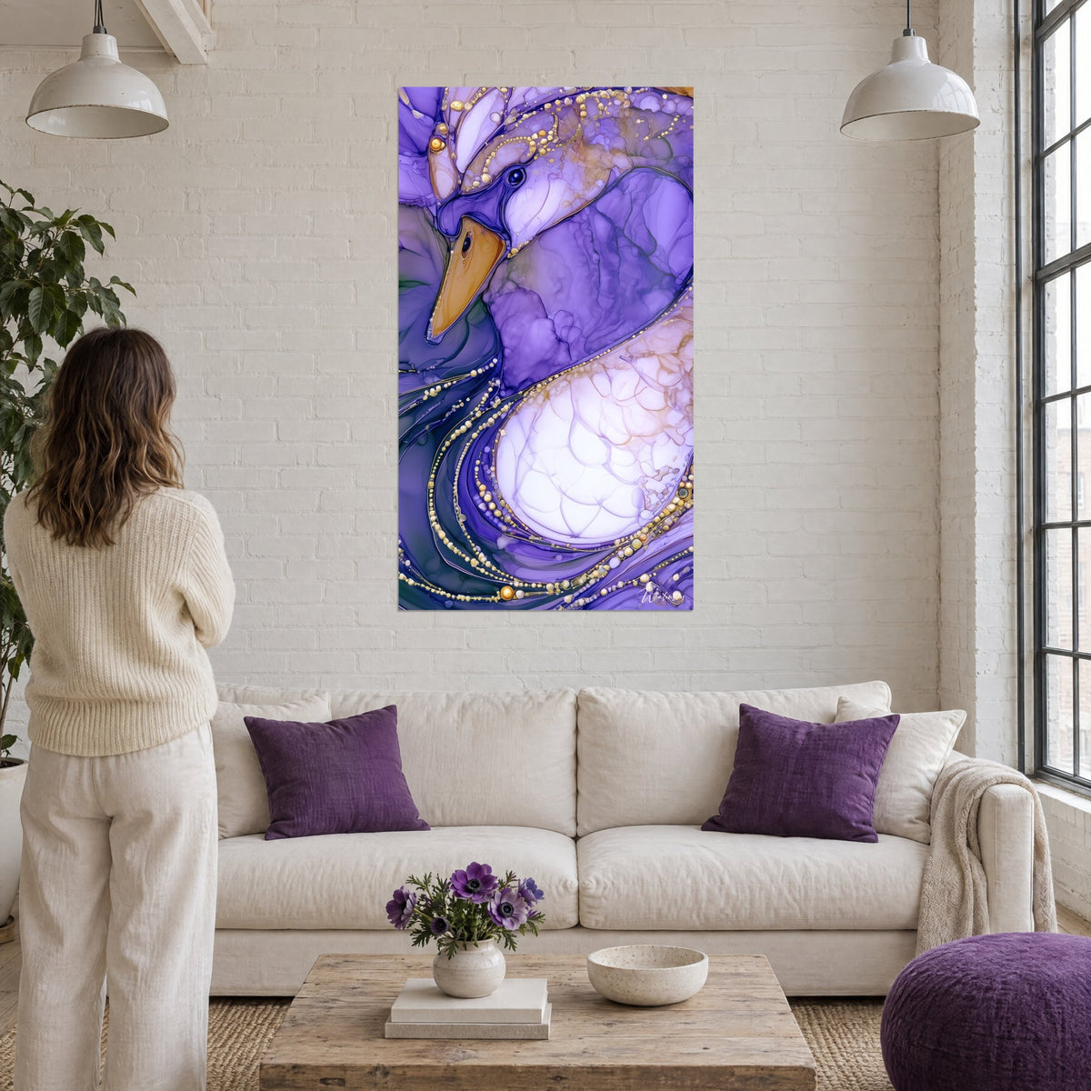 Tableau cygne en encre fluide violet lavande, bec ambré et perles dorées, au-dessus d'un canapé dans un salon lumineux