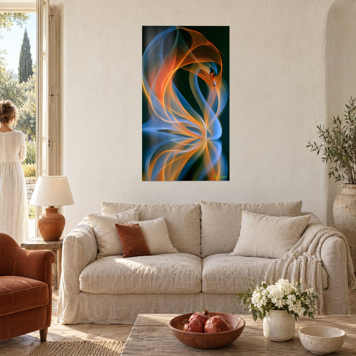 Schilderij van een lichtzwaan met gebogen hals, oranje en blauwe krullen op zwarte achtergrond, boven een bank in een lichte woonkamer
