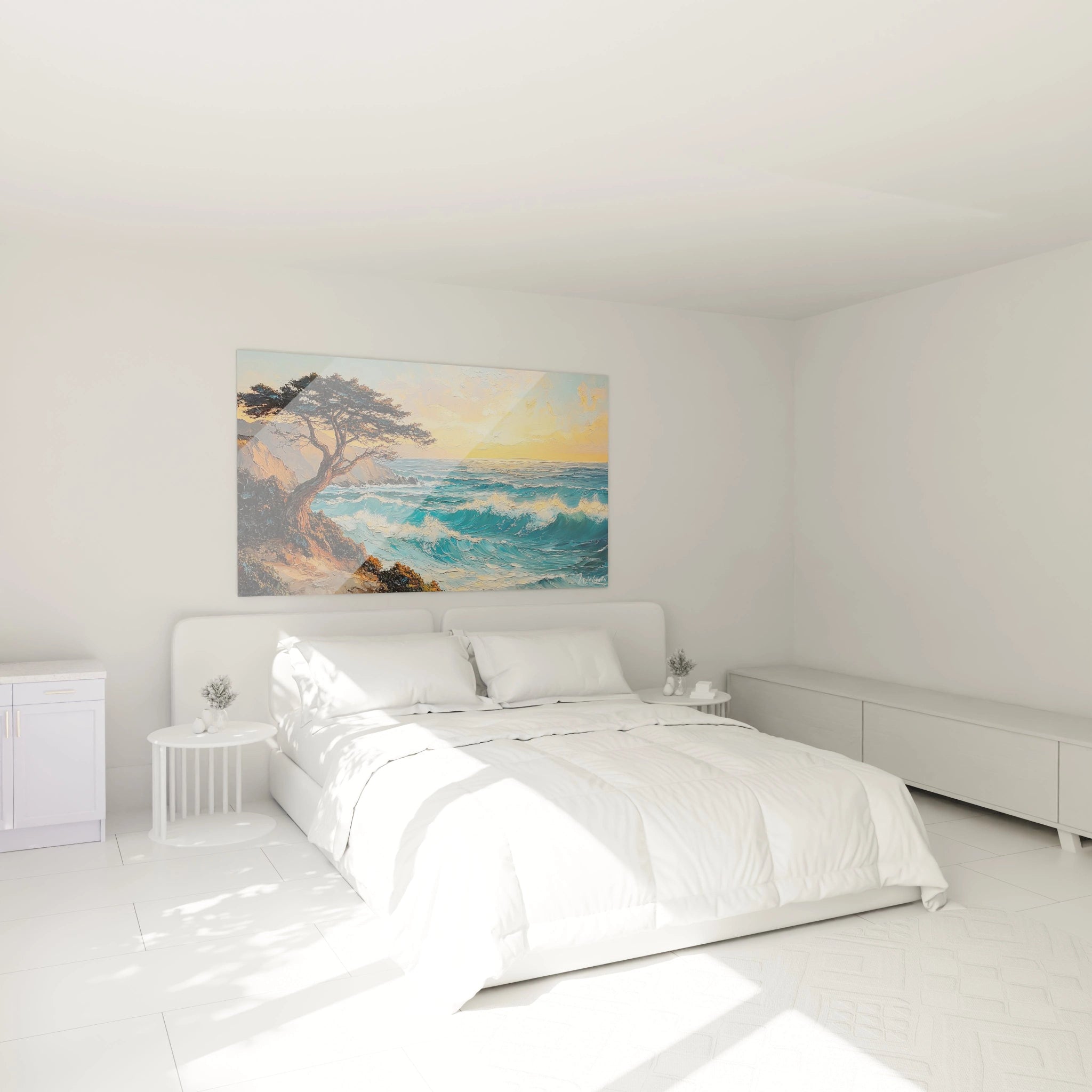 Un tableau mer côtière avec un arbre tordu agrippé aux rochers, surplombant un océan aux vagues dynamiques aux crêtes blanches, sous un ciel orangé et doré, présentant une technique à l'huile avec empâtements prononcés.

