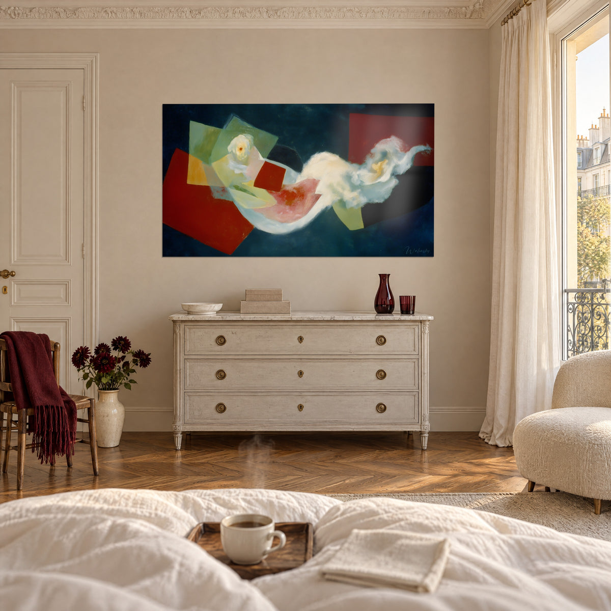 Tableau écharpe de brume blanche sur aplats rouge sang et rose corail, fond marine, au-dessus d'un lit dans une chambre claire