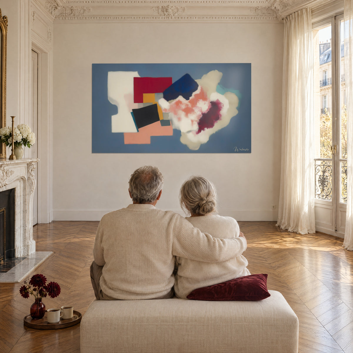 Quadro pittura astratta di quadrati bordeaux, crema e verde petrolio su fondo blu acciaio, coppia abbracciata di spalle su una panca