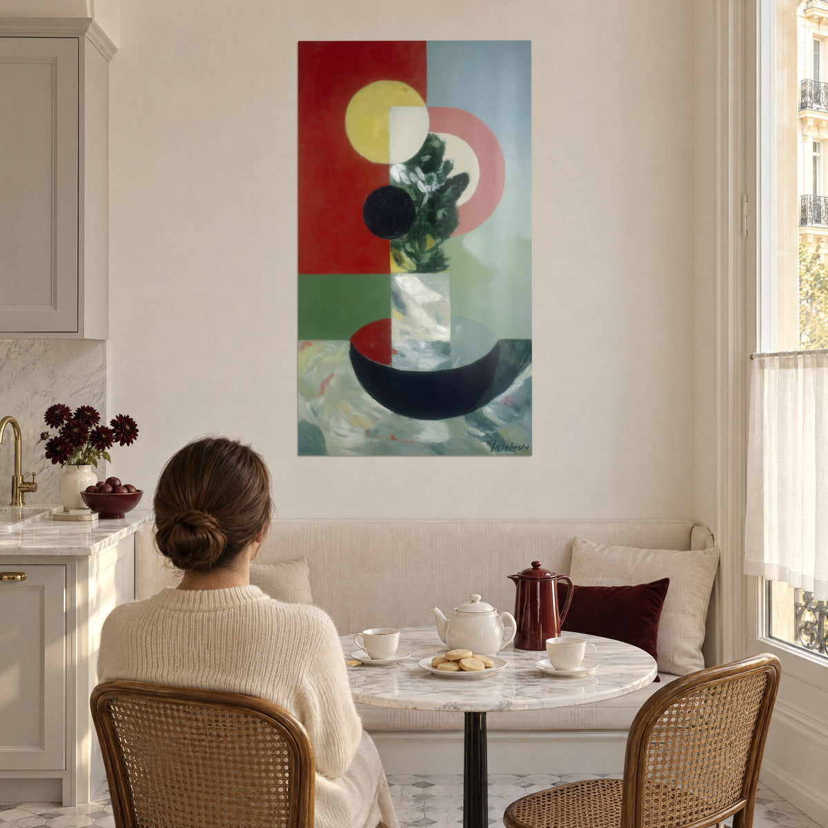 Cuadro cuenco negro en forma de media luna con un jarrón jaspeado, fondo rojo y cielo gris azulado, pared blanca de una cocina estilo haussmanniano