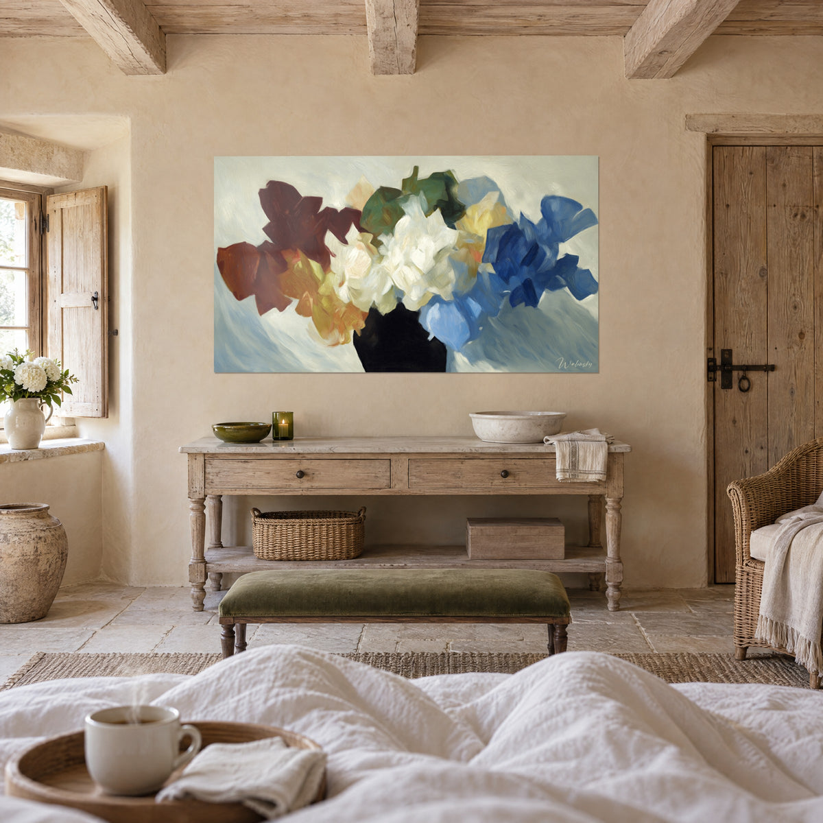 Πίνακας stylized λουλούδια σε επίπεδα σκουριάς, κρόκου και κρεμ λευκού, βάζο από μαύρο μελάνι, πάνω από κρεβάτι σε φωτεινή κρεβατοκάμαρα