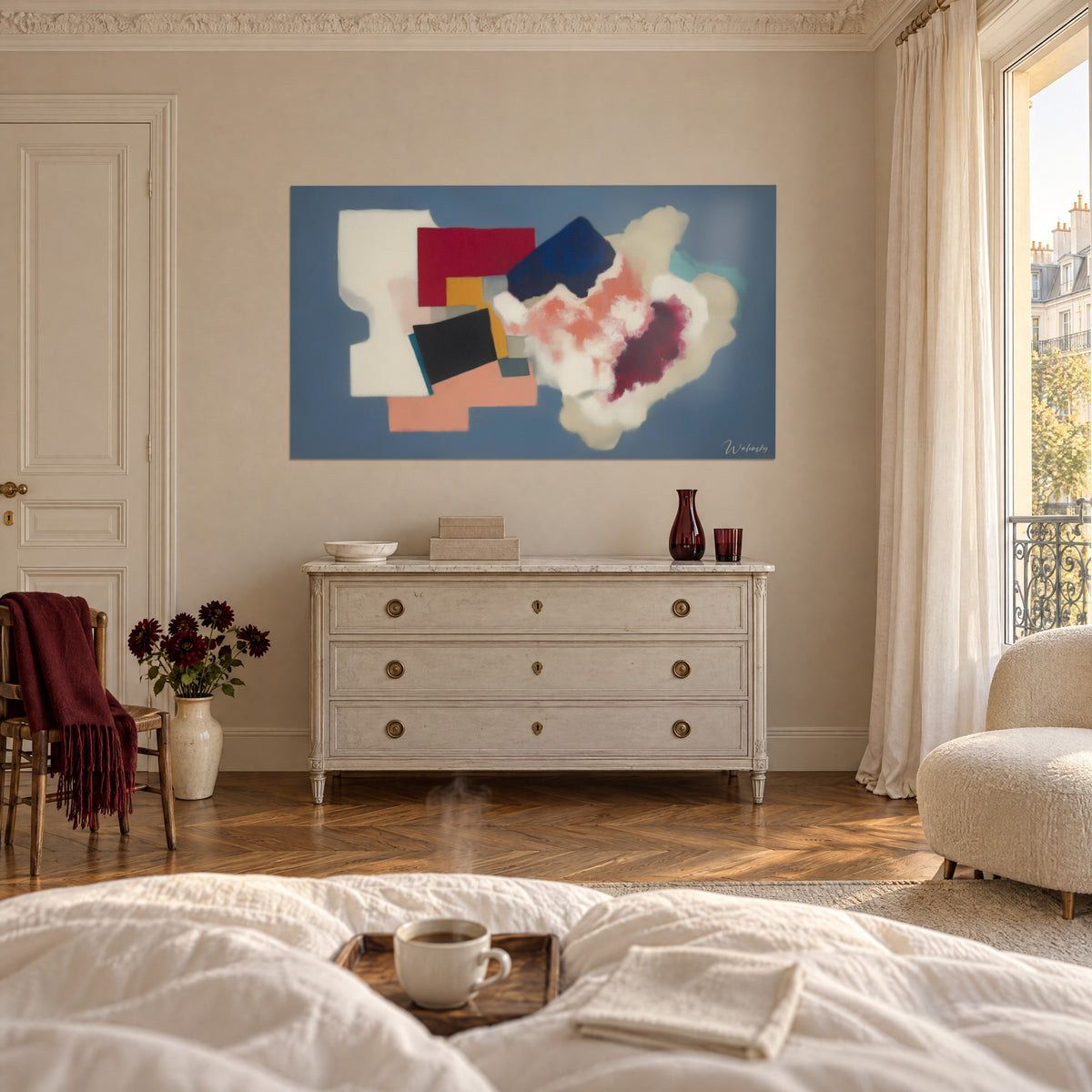 Quadro mosaico di blocchi rosso intenso, nero e giallo senape, macchie rosa sfocate, sopra un letto in una camera luminosa