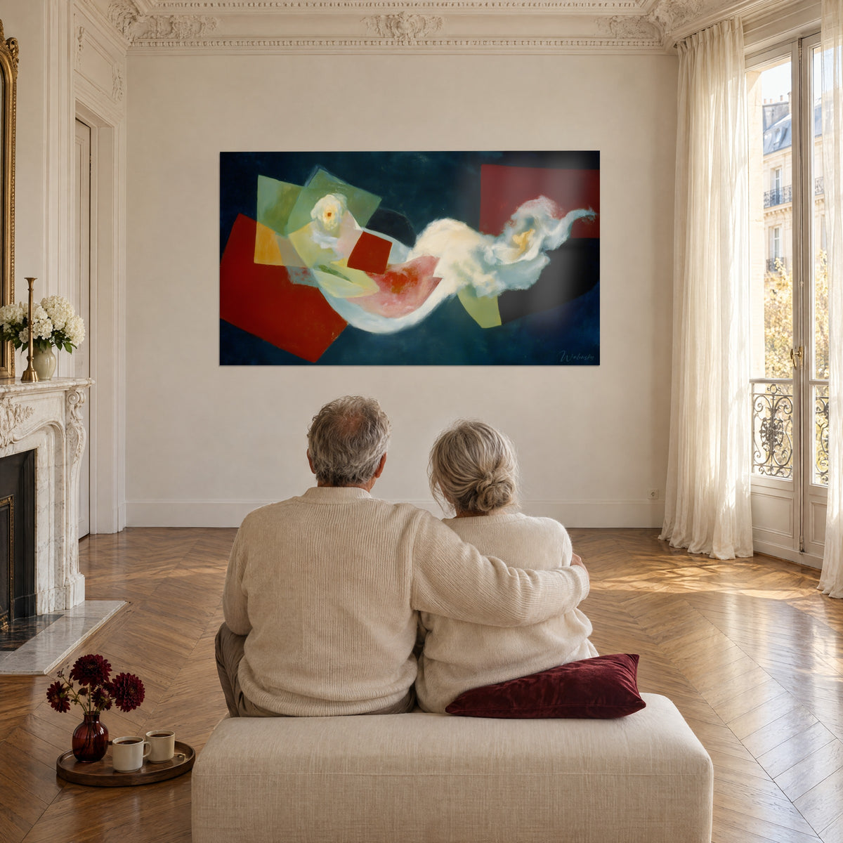 Tableau abstraction cubiste de panneaux ocre, rouge brique et vert pâle, brume blanche, couple âgé de dos dans un salon haussmannien
