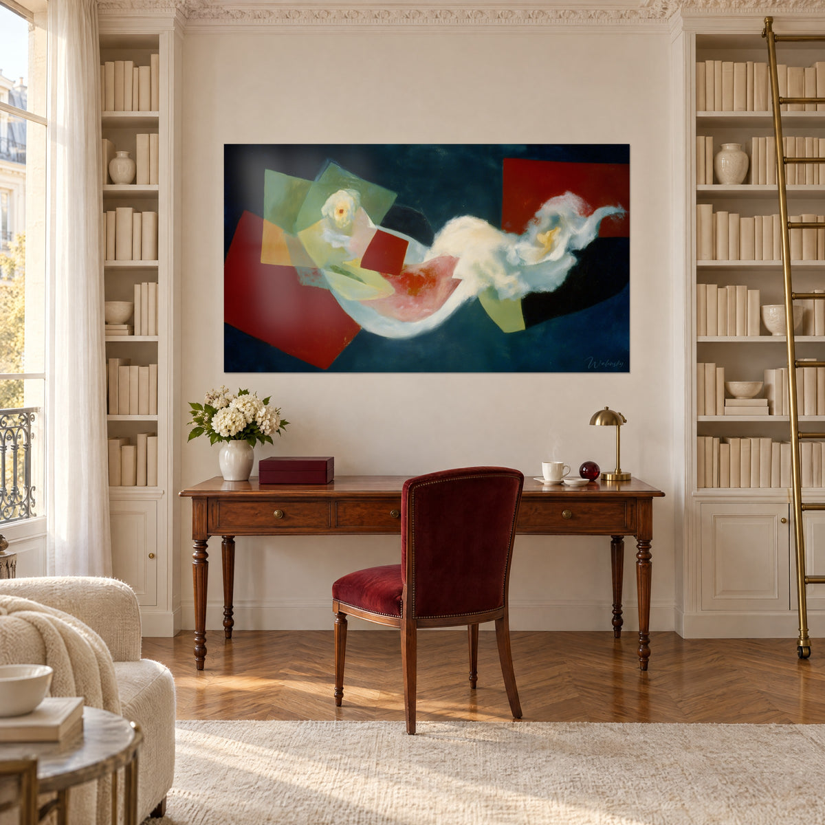 Tableau volutes de brume ivoire et rose saumon sur panneaux rouges et verts, fond bleu profond, bureau en bois entre bibliothèques
