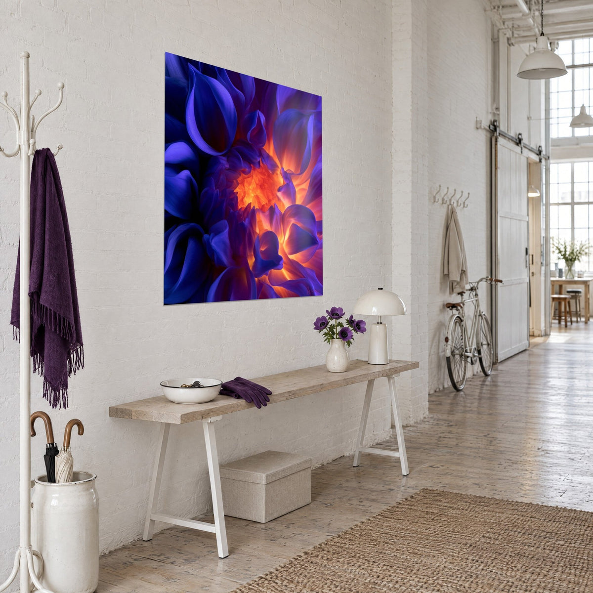 Tableau corolle incandescente, pétales violets repliés et braise orangée au centre, vue de trois-quarts dans un loft clair
