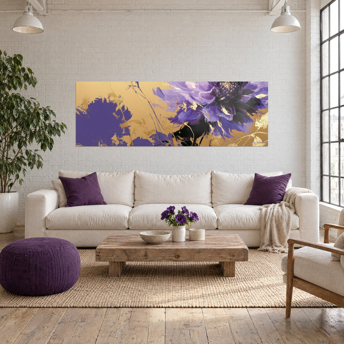 Tableau fleur pourpre en coups de pinceau sur fond or, ombre violette à gauche, au-dessus d'un canapé dans un salon lumineux