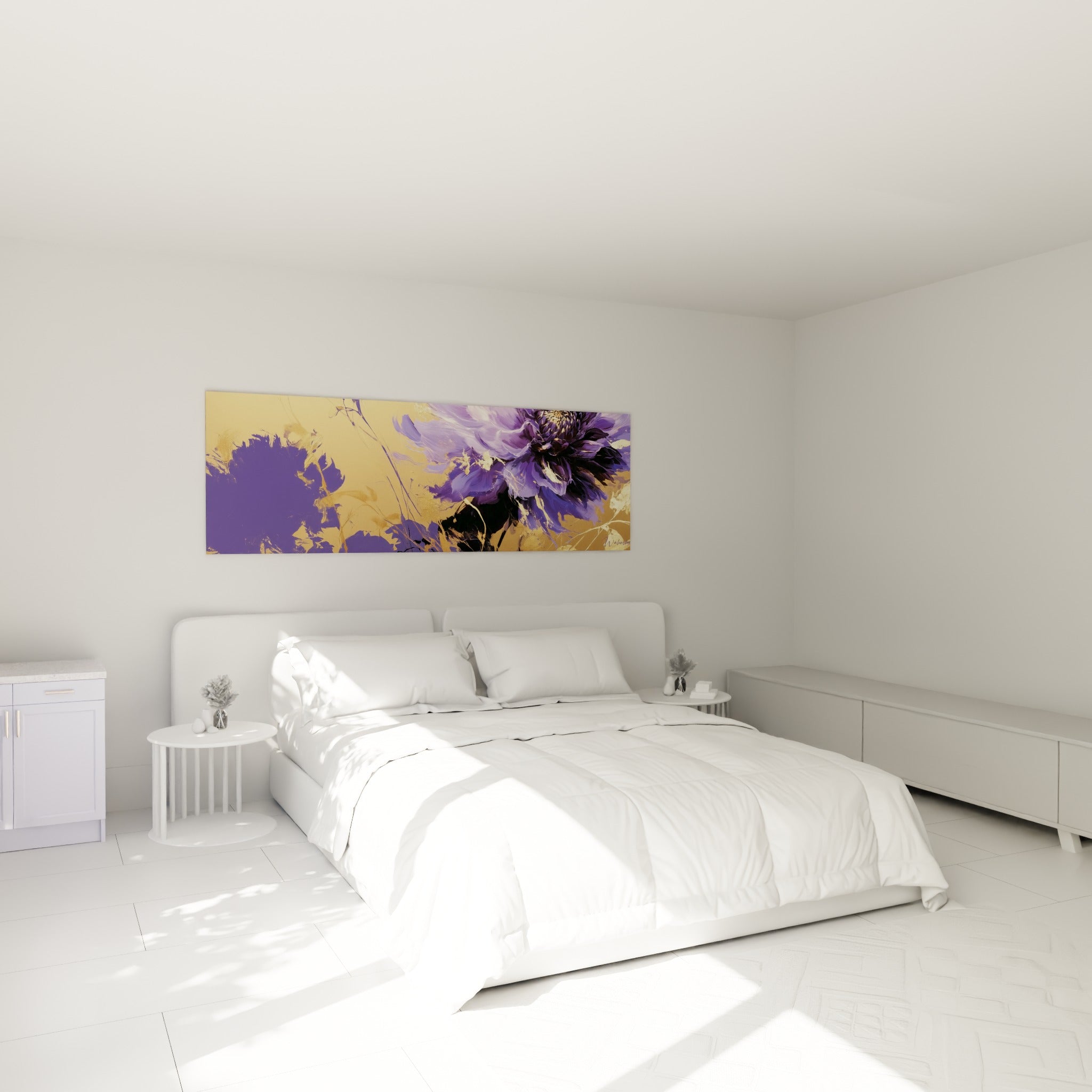 Fleur violette et dorée aux tons anthracite accrochée au-dessus d'un lit dans une chambre claire