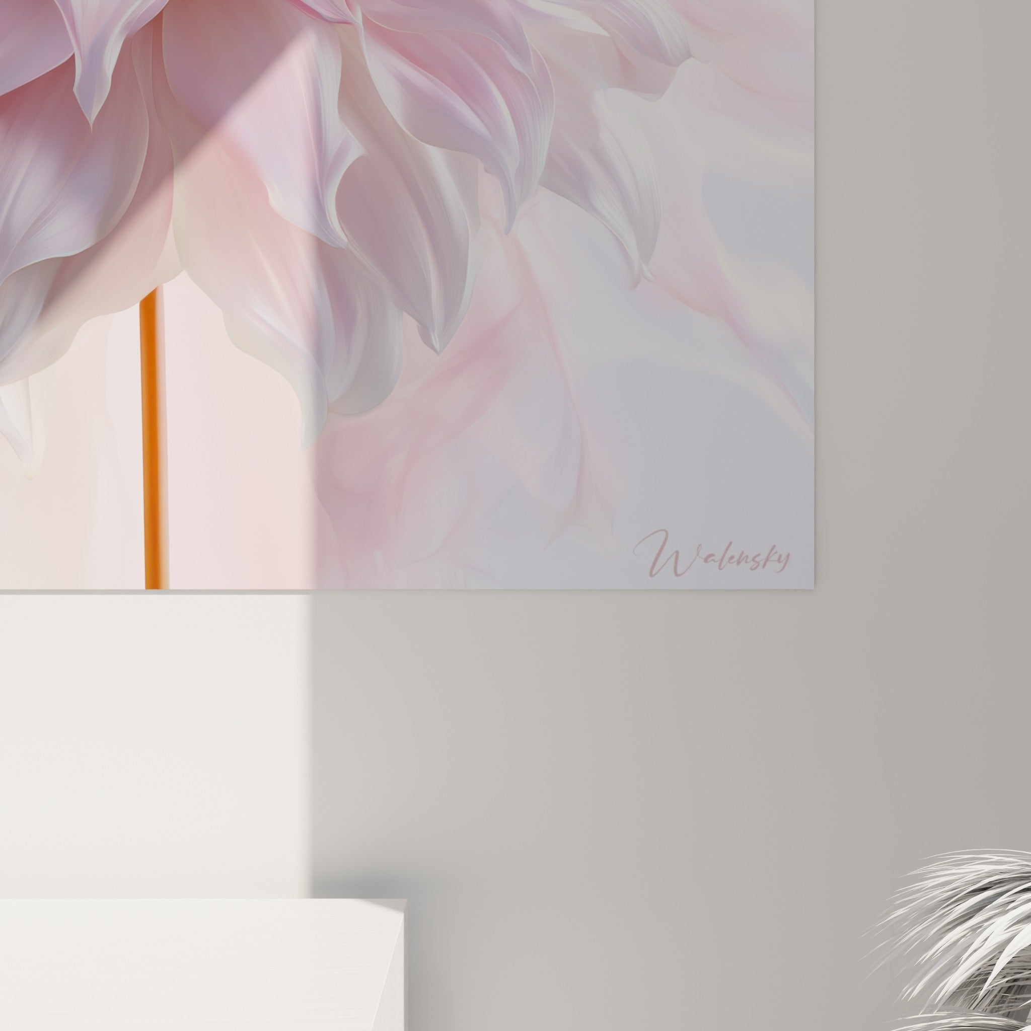 Texture aquarelle du dahlia rose poudré, dégradés fondus et reflets bleu pastel visibles de près