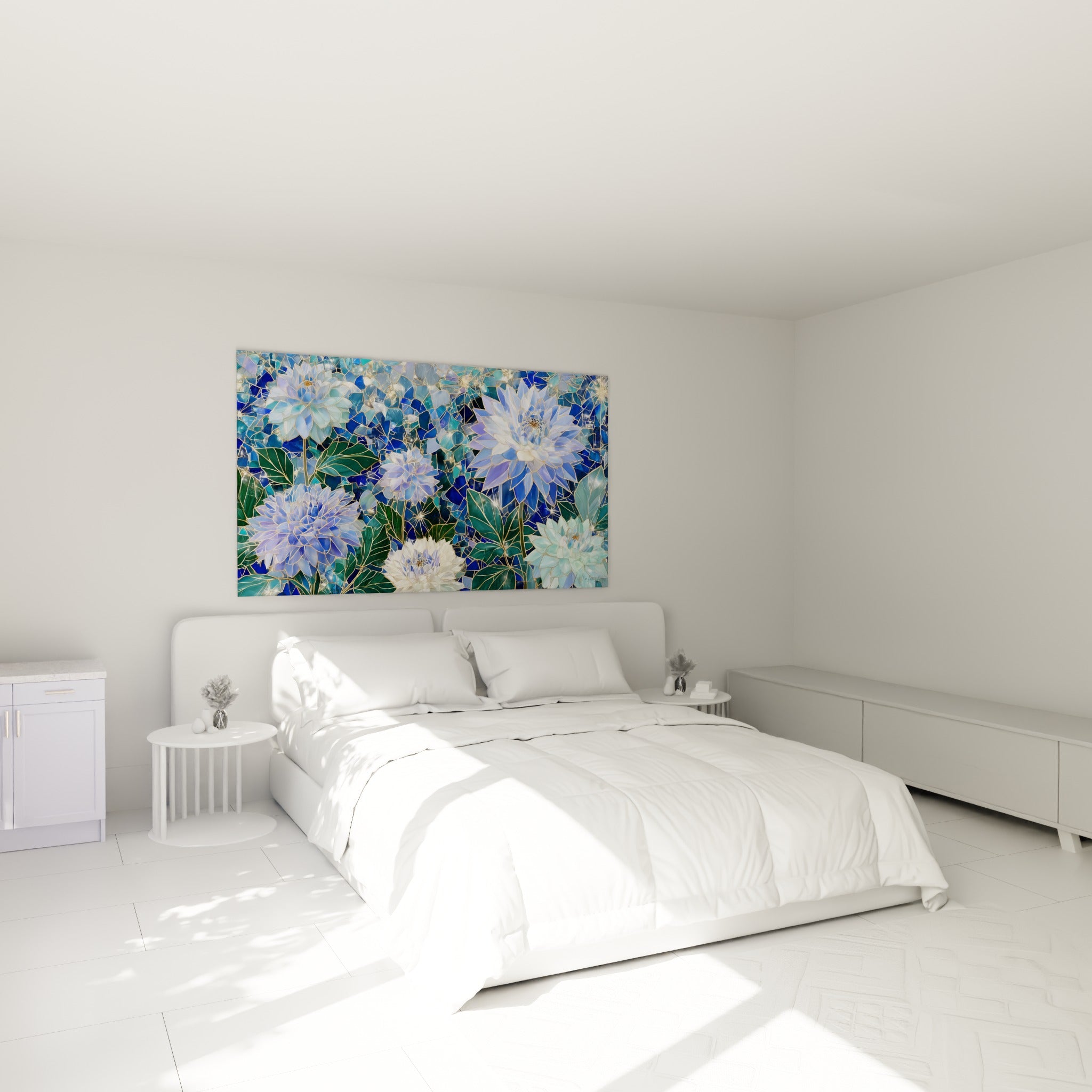 Corolles bleu pastel et vert émeraude façon mosaïque de verre au-dessus d'un lit dans une chambre claire