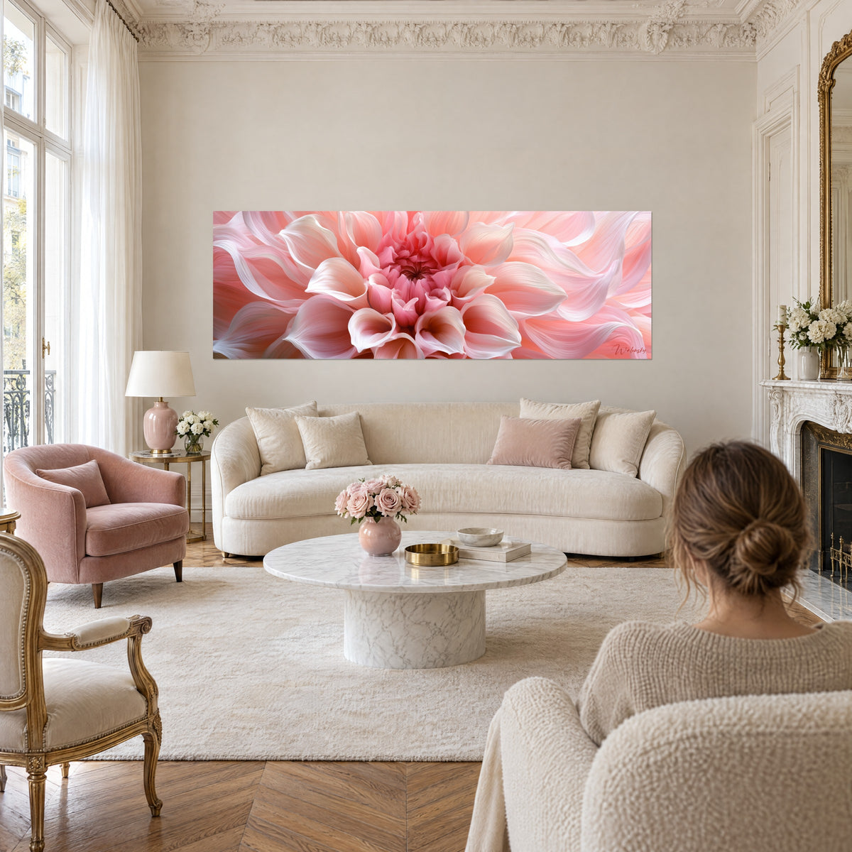 Gemälde Dahlie in Rosa und Weiß mit seidigen Blütenblättern, karminroter Kern, zwei Personen von hinten, über einem Sofa in einem hellen Wohnzimmer