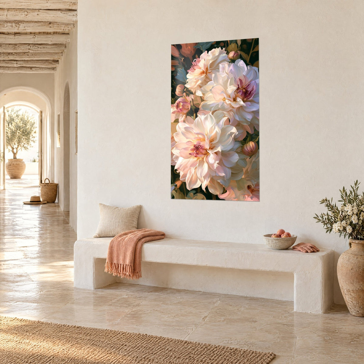 Tableau grappe de fleurs ivoire et rose poudré, bourgeons serrés cuivrés, accroché au-dessus d'un banc blanc dans un couloir voûté