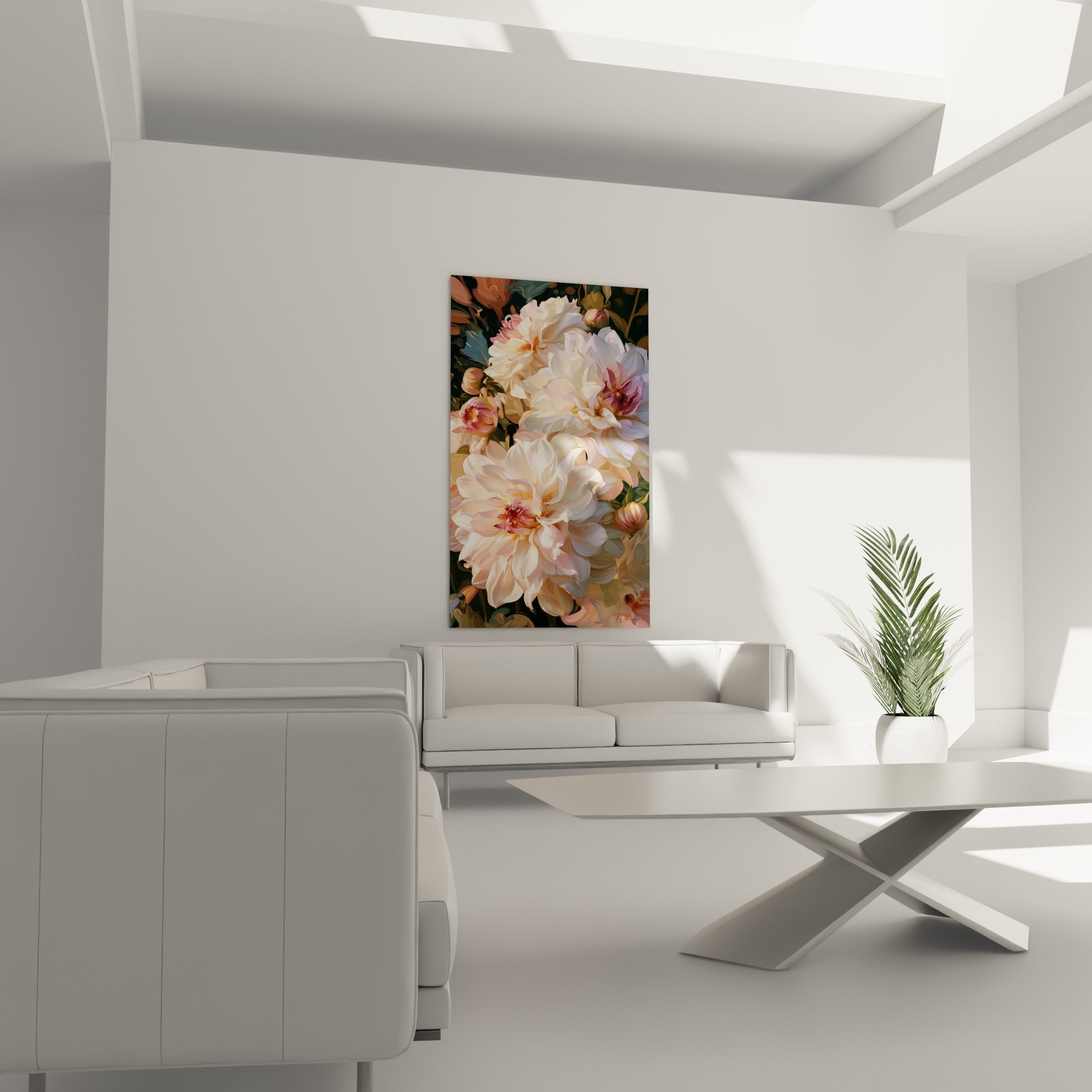 Fleurs de dahlia blanc crème et rose poudré, feuillage bleuté, au-dessus d'un canapé dans un salon lumineux