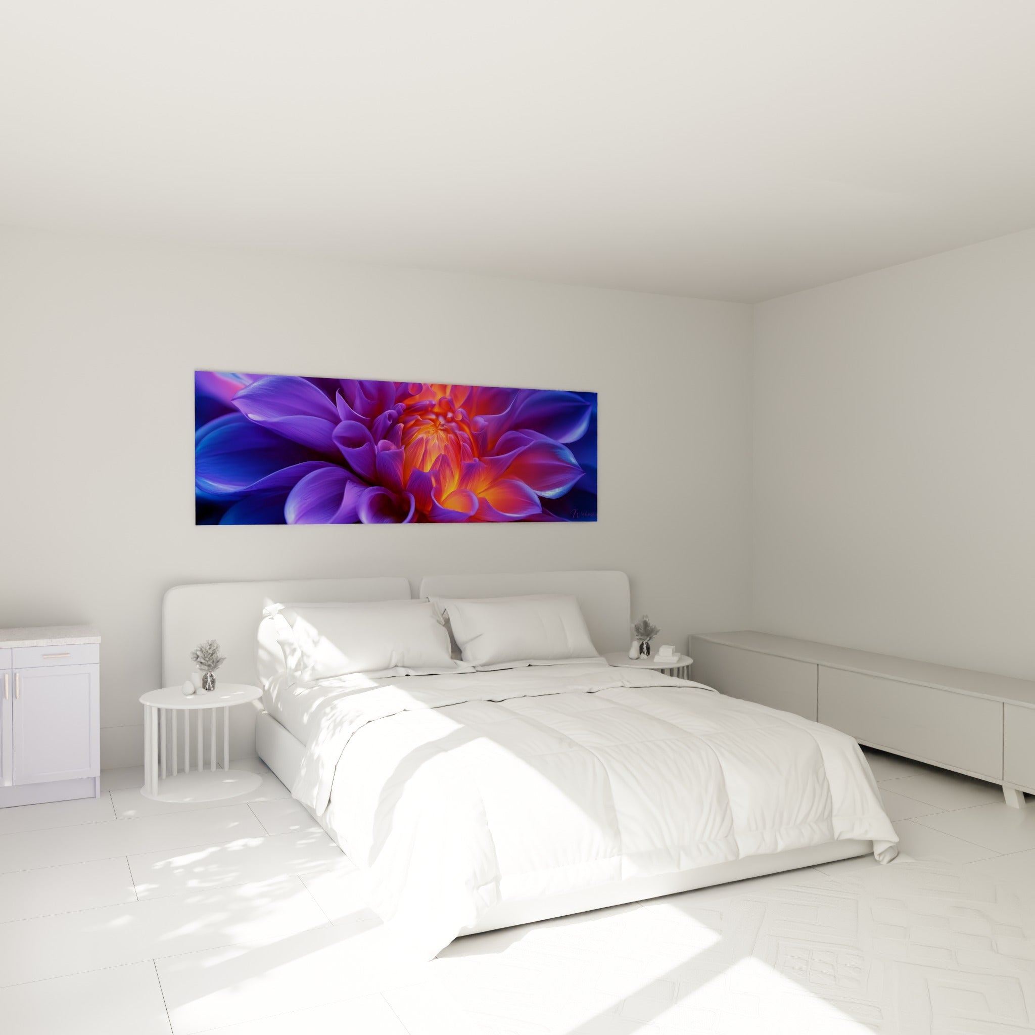 Fleur Dahlia violette au centre orangé lumineux, accrochée au-dessus d'un lit dans une chambre claire