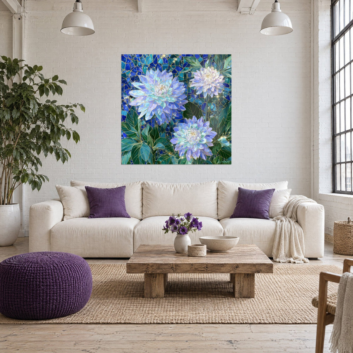 Tableau dahlias de cristal bleu lavande cernés d'or, feuillage vert sapin, au-dessus d'un canapé dans un salon lumineux