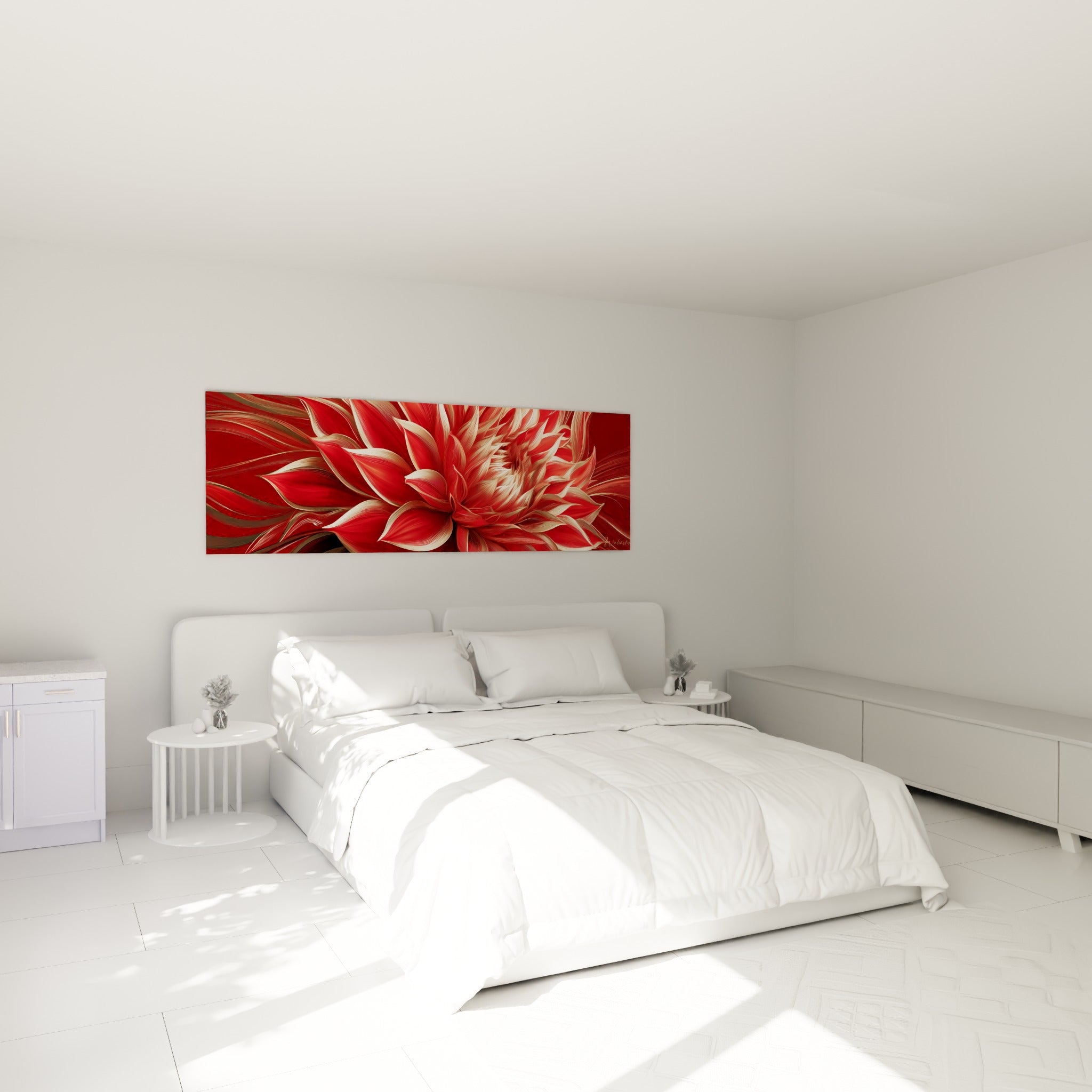 Fleur de dahlia rouge et dorée aux volutes fluides, accrochée au-dessus d'un lit dans une chambre claire