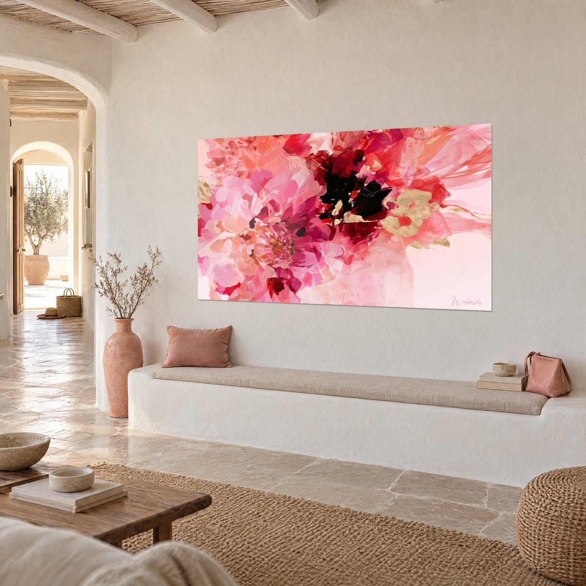 Tableau fleur éclatante aux pétales corail et magenta, éclats d'or et plages noires, au mur blanc d'un couloir voûté méditerranéen