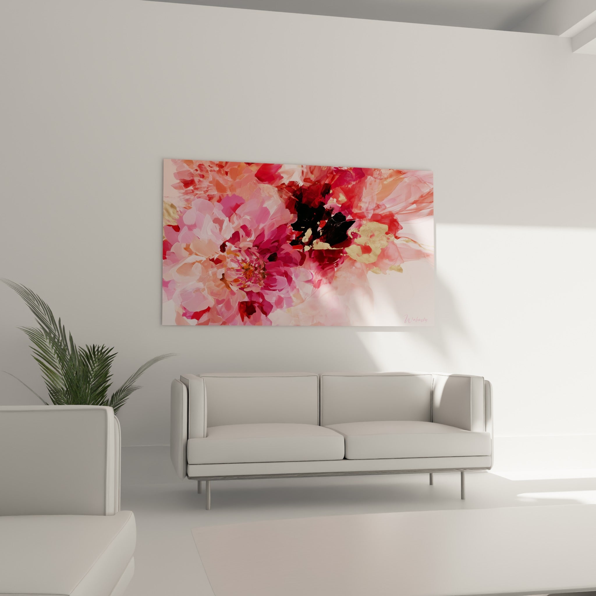 Pétales dahlia rose poudré et bordeaux traversés de noir doré, au-dessus d'un canapé dans un salon lumineux