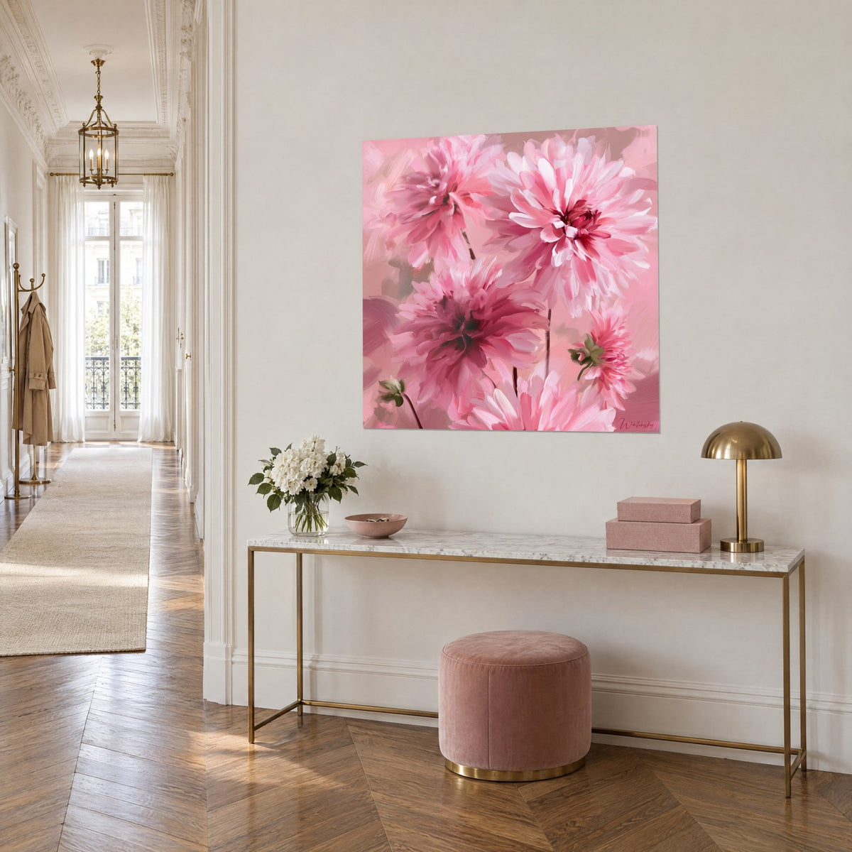 Cuadro ramo de dalias al óleo, pétalos rosa suave y corazones frambuesa, sobre una pared beige de un pasillo haussmanniano