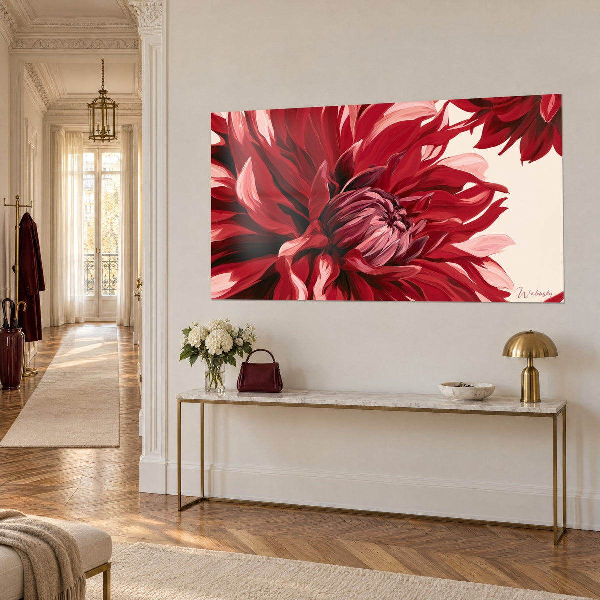 Tableau grosse fleur pourpre au cœur de bouton bordeaux, pétales roses ondulés sur fond ivoire, au-dessus d'une console dorée