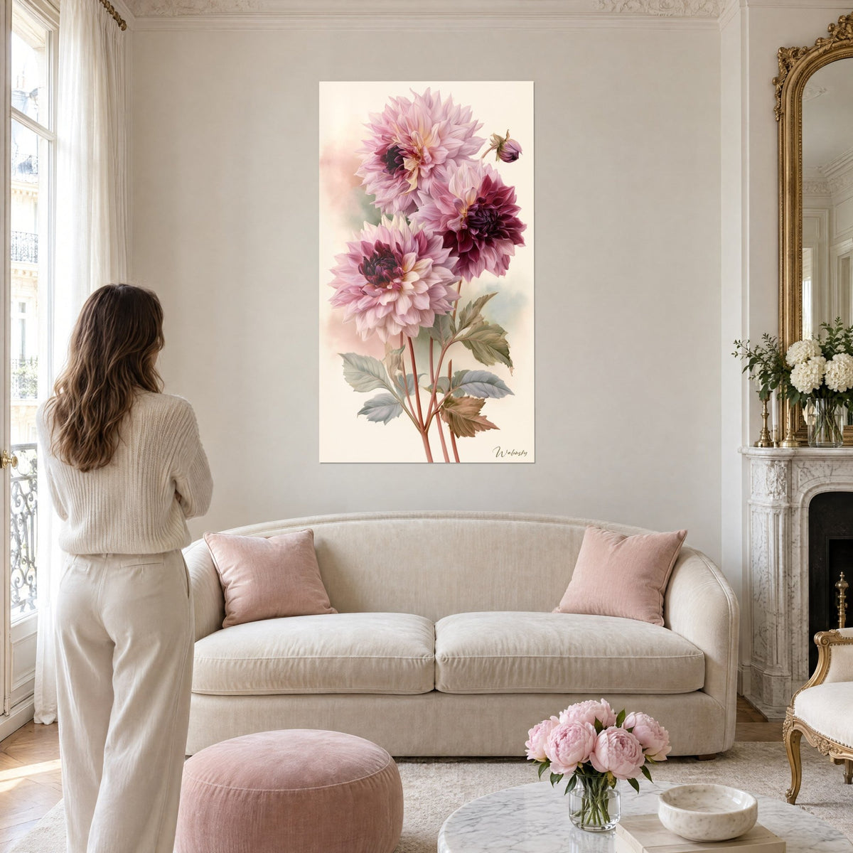Cuadro tres dalias rosa pálido con corazones granate, capullo inclinado, fondo crema, encima de un sofá en un salón luminoso