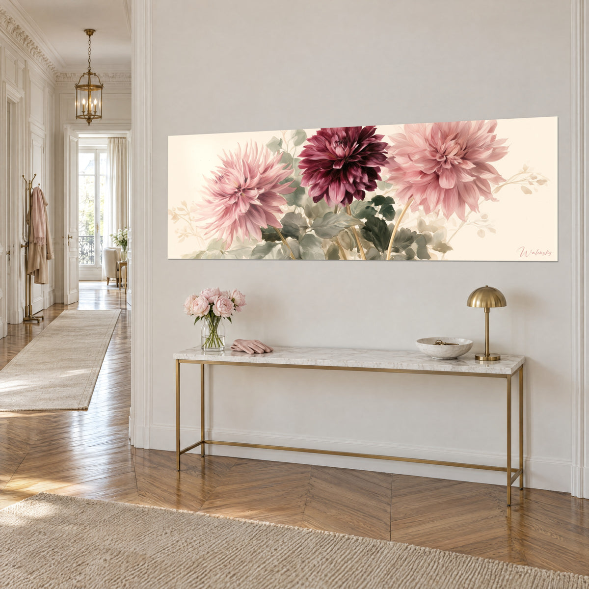 Quadro con un bouquet di fiori dai petali affusolati rosa tenue e viola scuro, steli dorati, su una parete bianca sopra una consolle