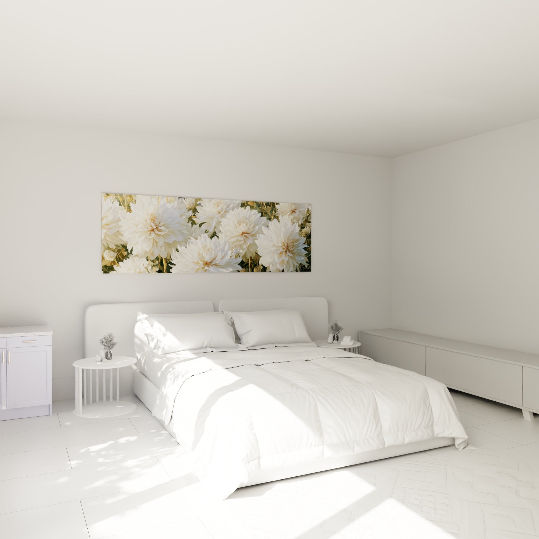 Bouquet de dahlias blancs et beige au-dessus d'un lit dans une chambre claire et paisible
