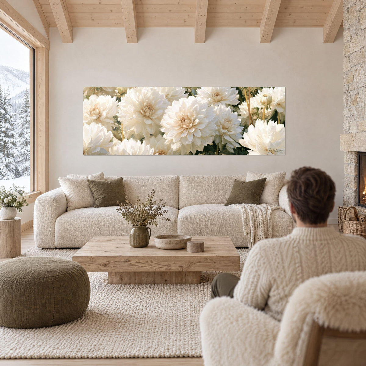 Tableau dahlias blancs aux cœurs crème, pétales ivoire et feuillage vert sombre, au-dessus d'un canapé dans un salon lumineux