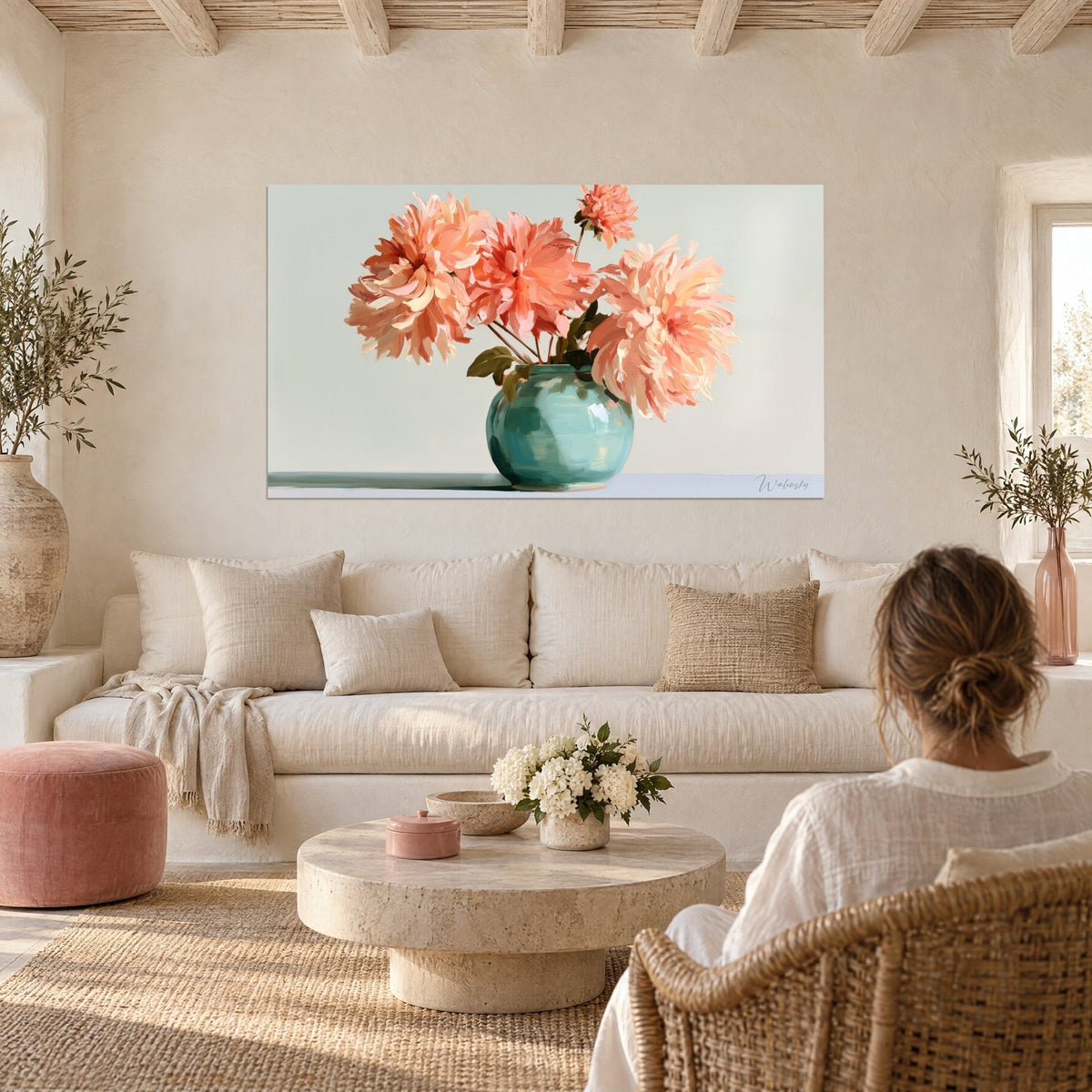 Tableau dahlias corail en peinture à l'huile, vase turquoise, fond gris-vert, au-dessus d'un canapé dans un salon lumineux