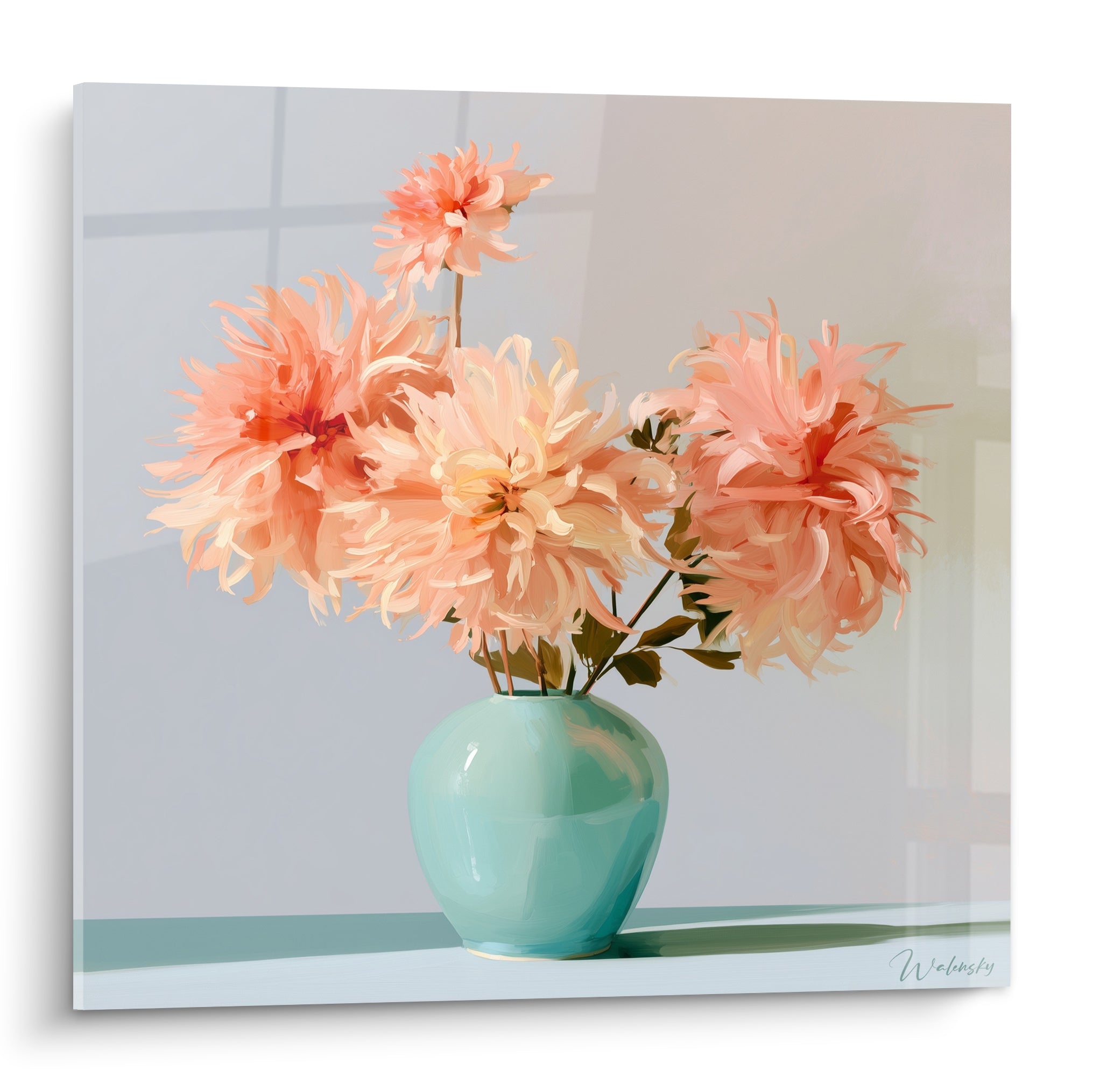 Dahlias pêche et corail en bouquet dans un vase turquoise sur fond gris lumineux