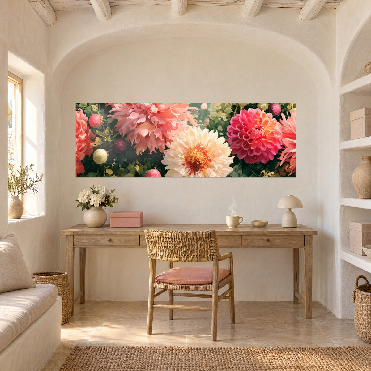 Gemälde Dahlie fuchsia mit orangefarbenen Blütenblättern und großen roten Beeren, über einem Schreibtisch aus hellem Holz unter einem weißen Gewölbe