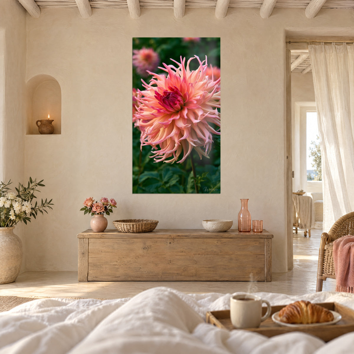 Schilderij grote koraalroze bloem met krullende bloemblaadjes op diep groen blad, boven een bed in een lichte slaapkamer