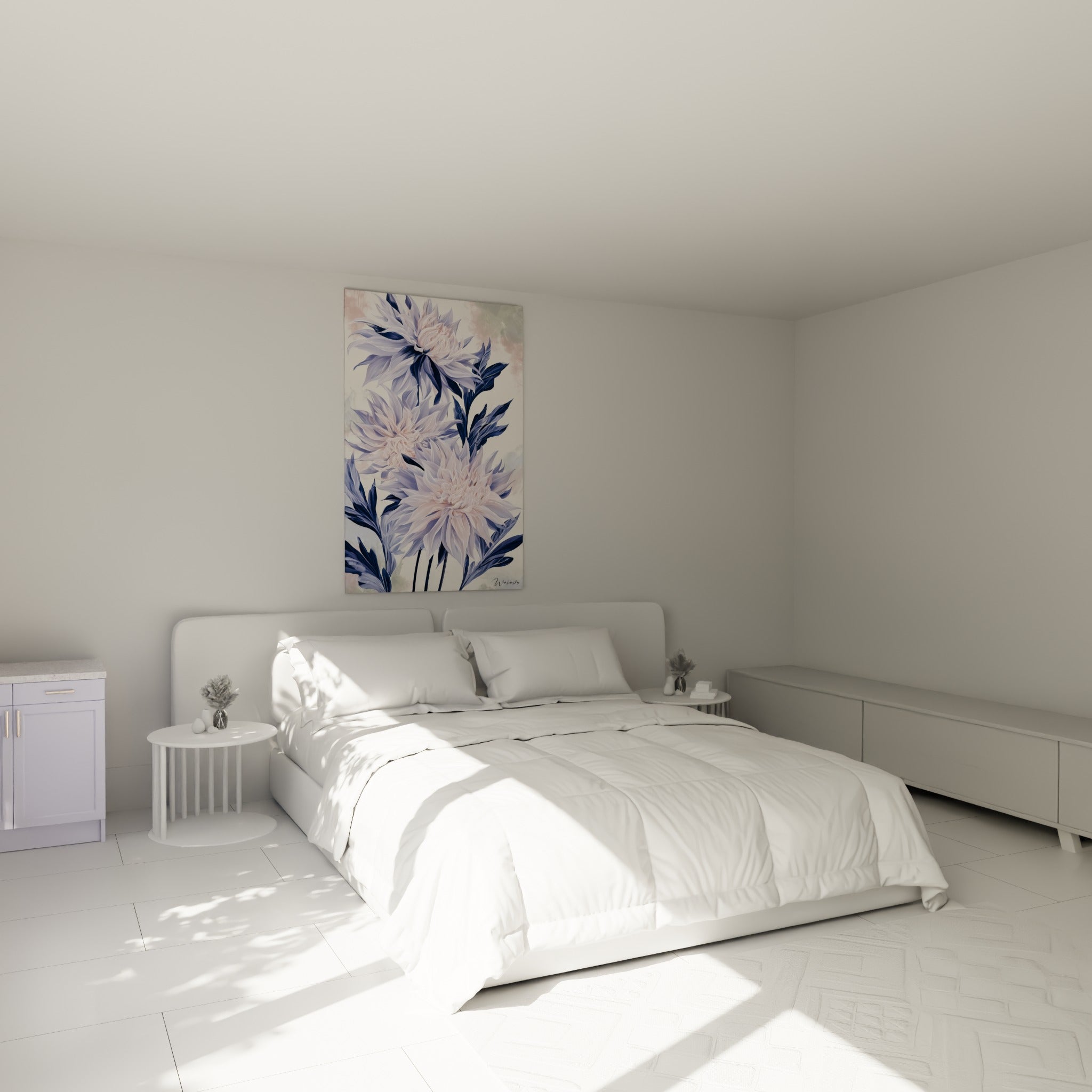 Trois dahlias mauves et roses peints avec finesse, au-dessus d'un lit dans une chambre claire