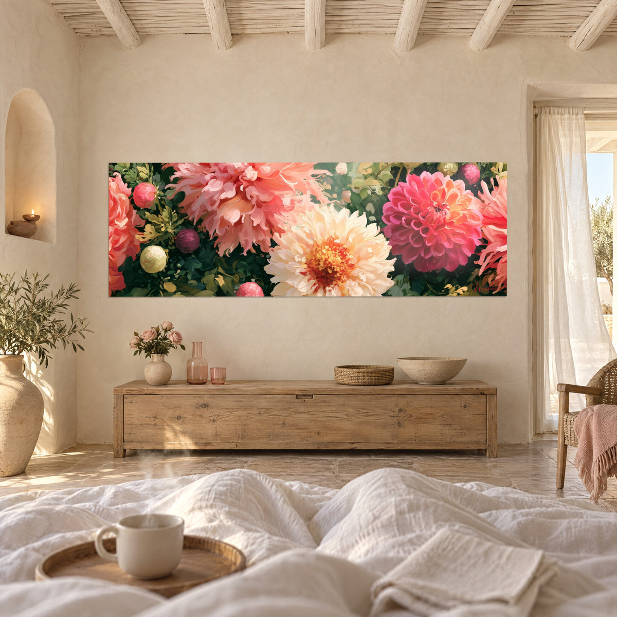 Gemälde Blumenreihe in Koralle, Elfenbein und tiefem Grün, verstreute runde Beeren, über einem Bett in einem hellen Schlafzimmer