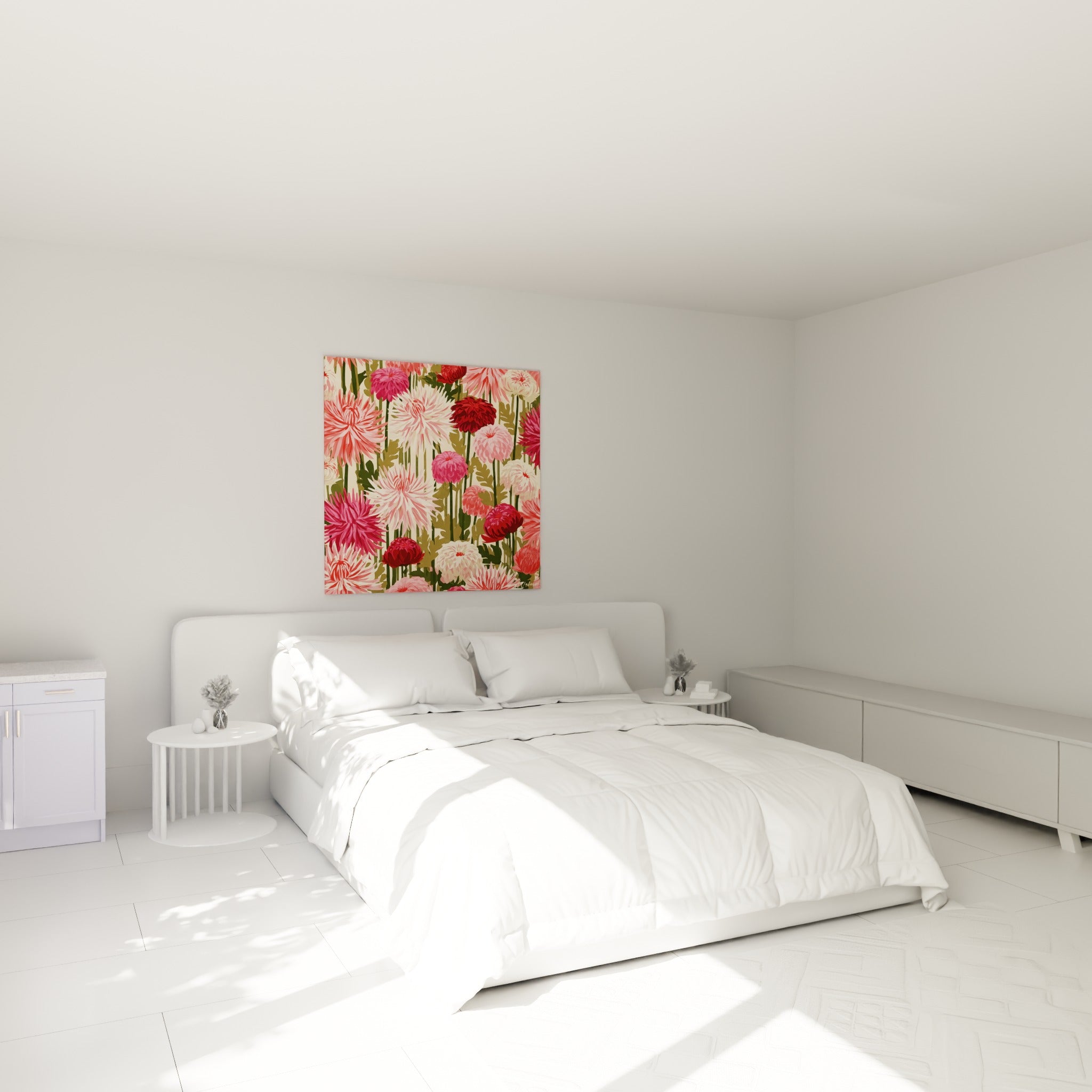 Bouquet de dahlias roses et bordeaux au-dessus d'un lit dans une chambre claire