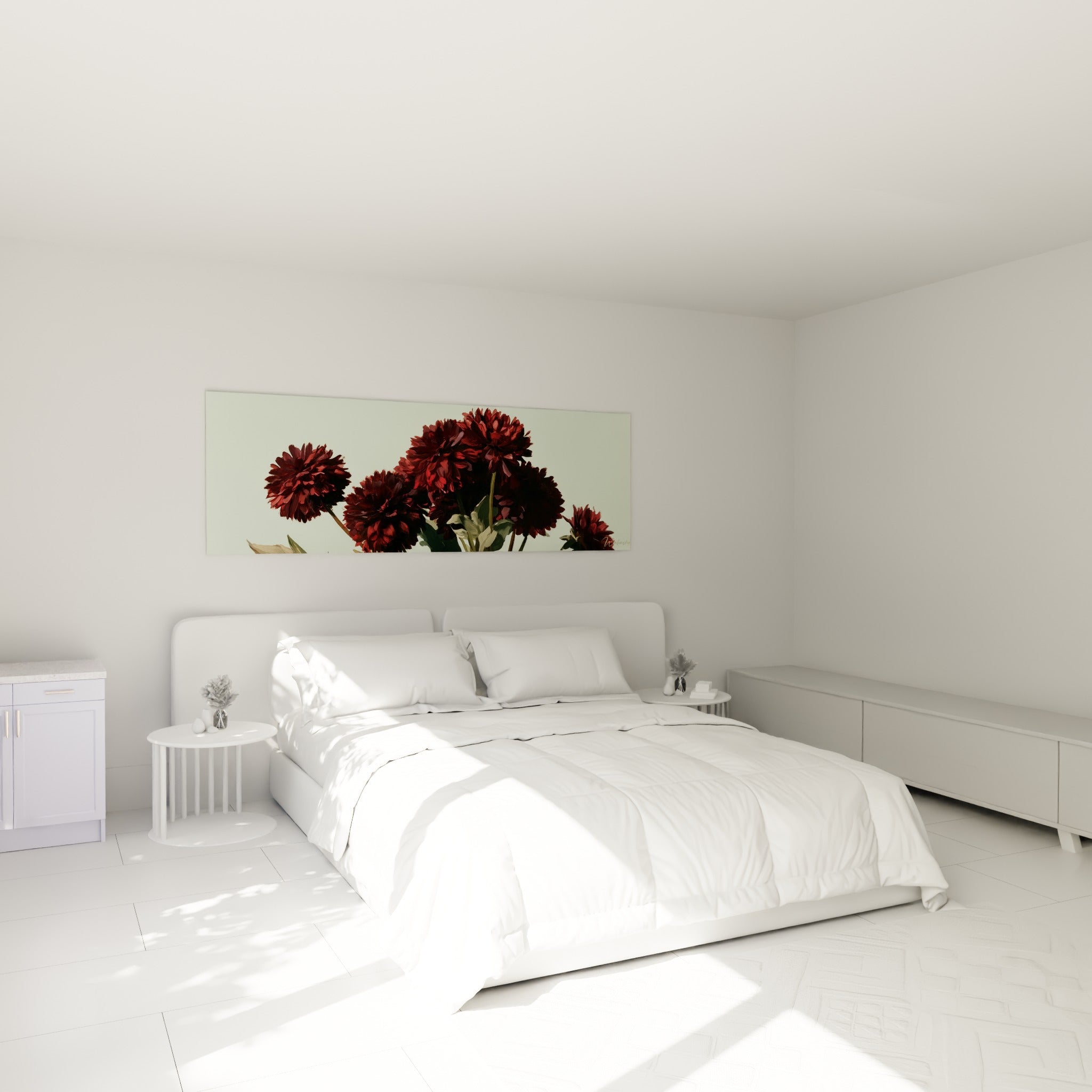 Bouquet de dahlias bordeaux et vert amande accroché au-dessus d'un lit dans une chambre claire
