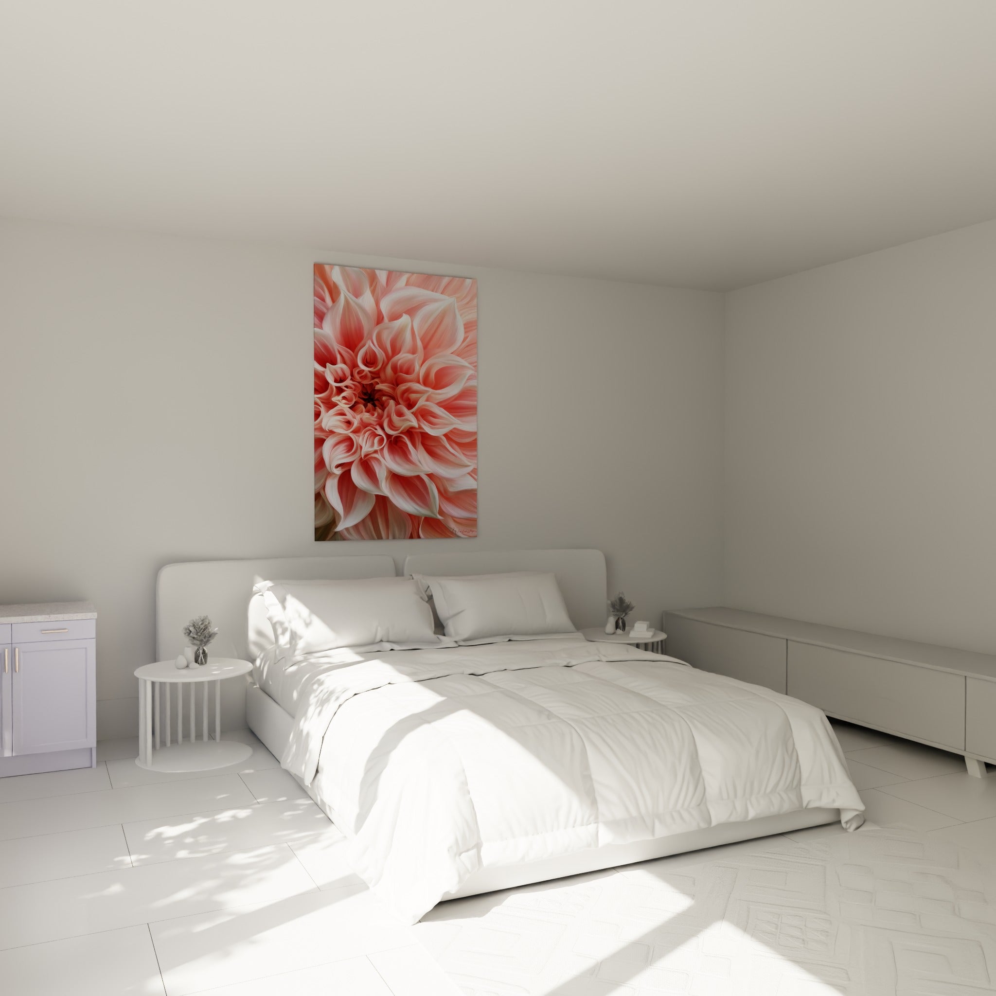 Pétales de dahlia rose pâle et crème déployés en spirale, accroché au-dessus d'un lit dans une chambre claire