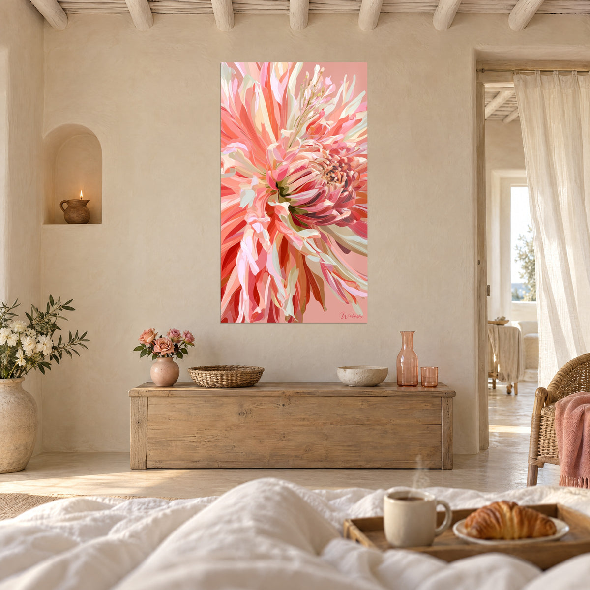 Quadro crisantemo con lunghe strisce corallo e crema, cuore carminio, parete di calce bianca, sopra un letto in una camera luminosa