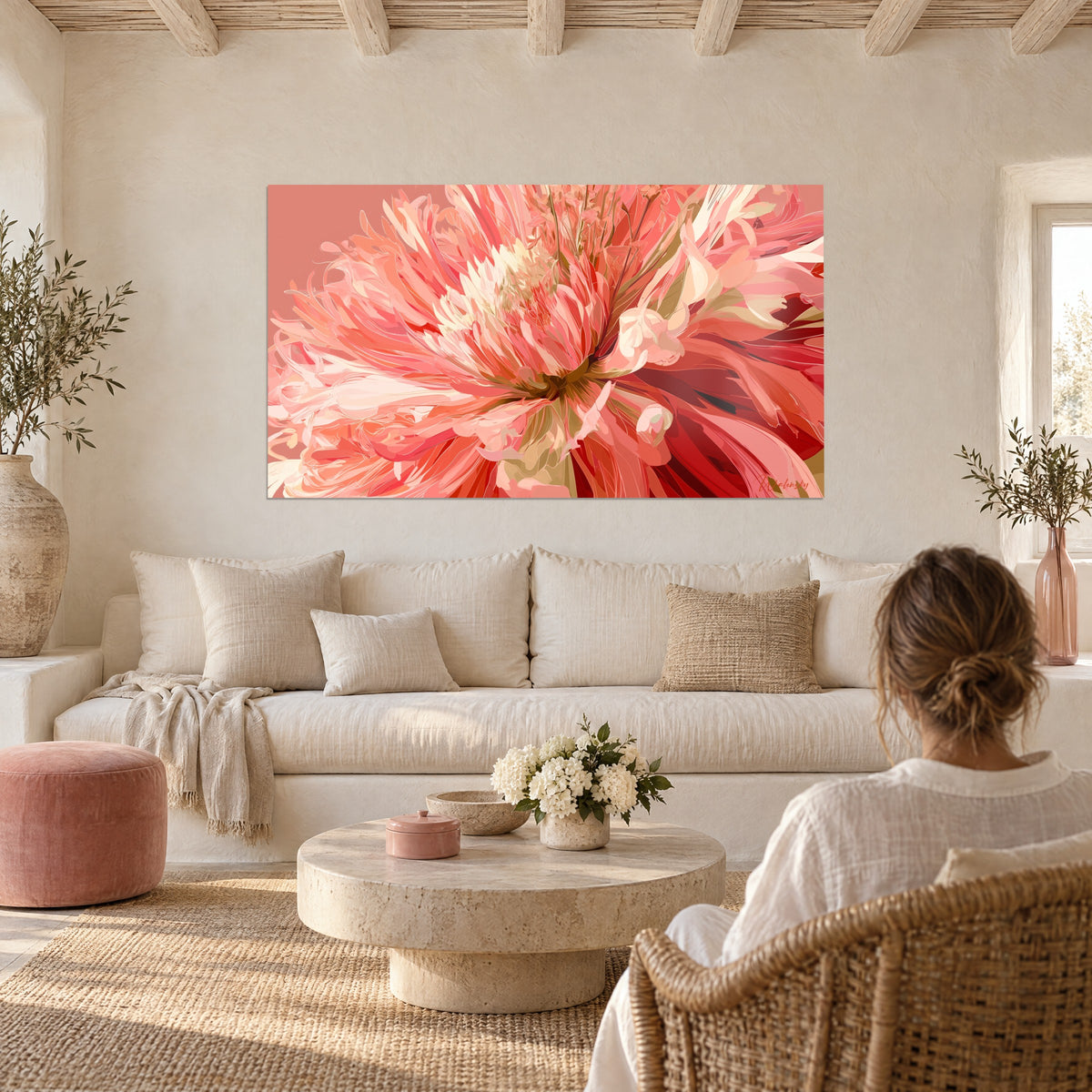 Tableau dahlia corail aux pétales effilés, cœur crème et rouge carmin, sur fond saumon, au-dessus d'un canapé dans un salon lumineux