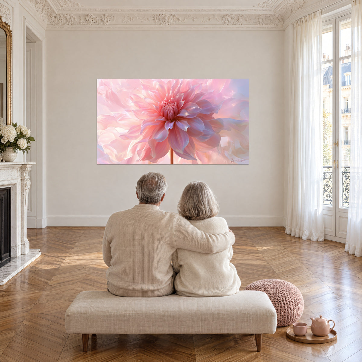 Schilderij van een reusachtige roze en lila dahlia in een Haussmann-salon met visgraatparket, koperen steel, ivoorkleurige muur