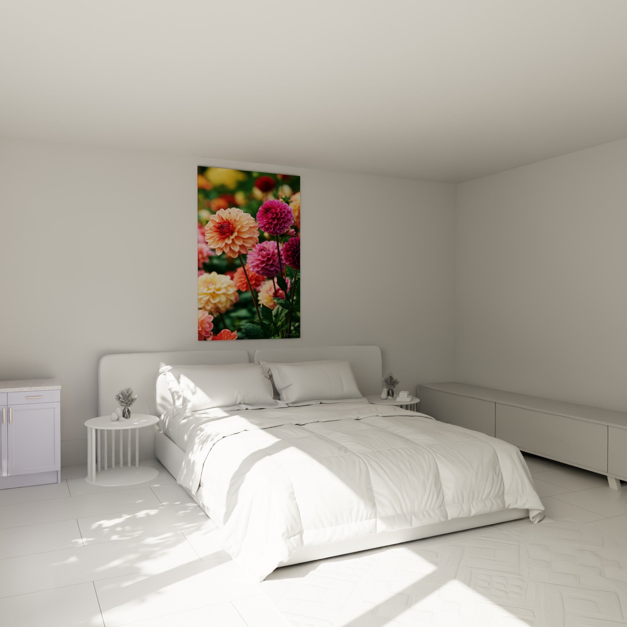 Bouquet de dahlias corail et pourpre aux pétales serrés, accroché au-dessus d'un lit dans une chambre claire