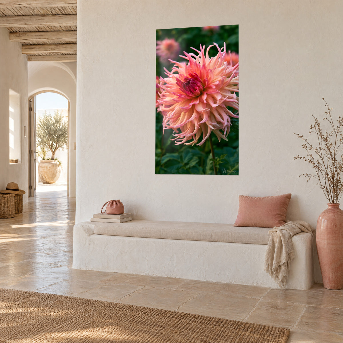 Schilderij bloem met gedraaide bloemblaadjes in bleek oranje en fel roze op wazig groene achtergrond, driekwart zicht, Mediterraans huis