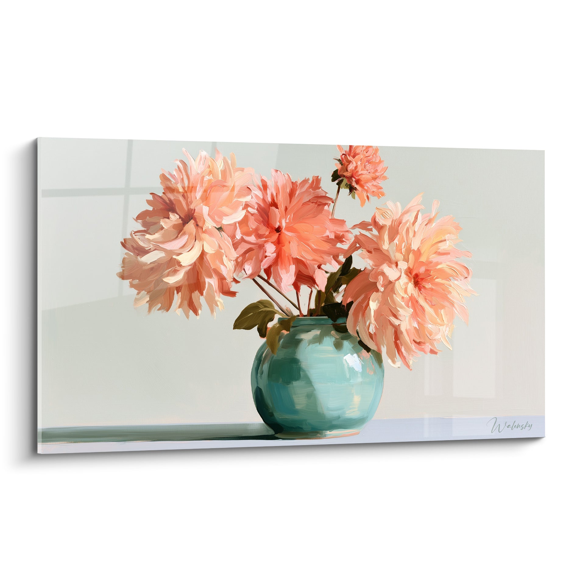 Dahlia corail aux pétales dorés dans un vase turquoise brillant sur fond gris pâle