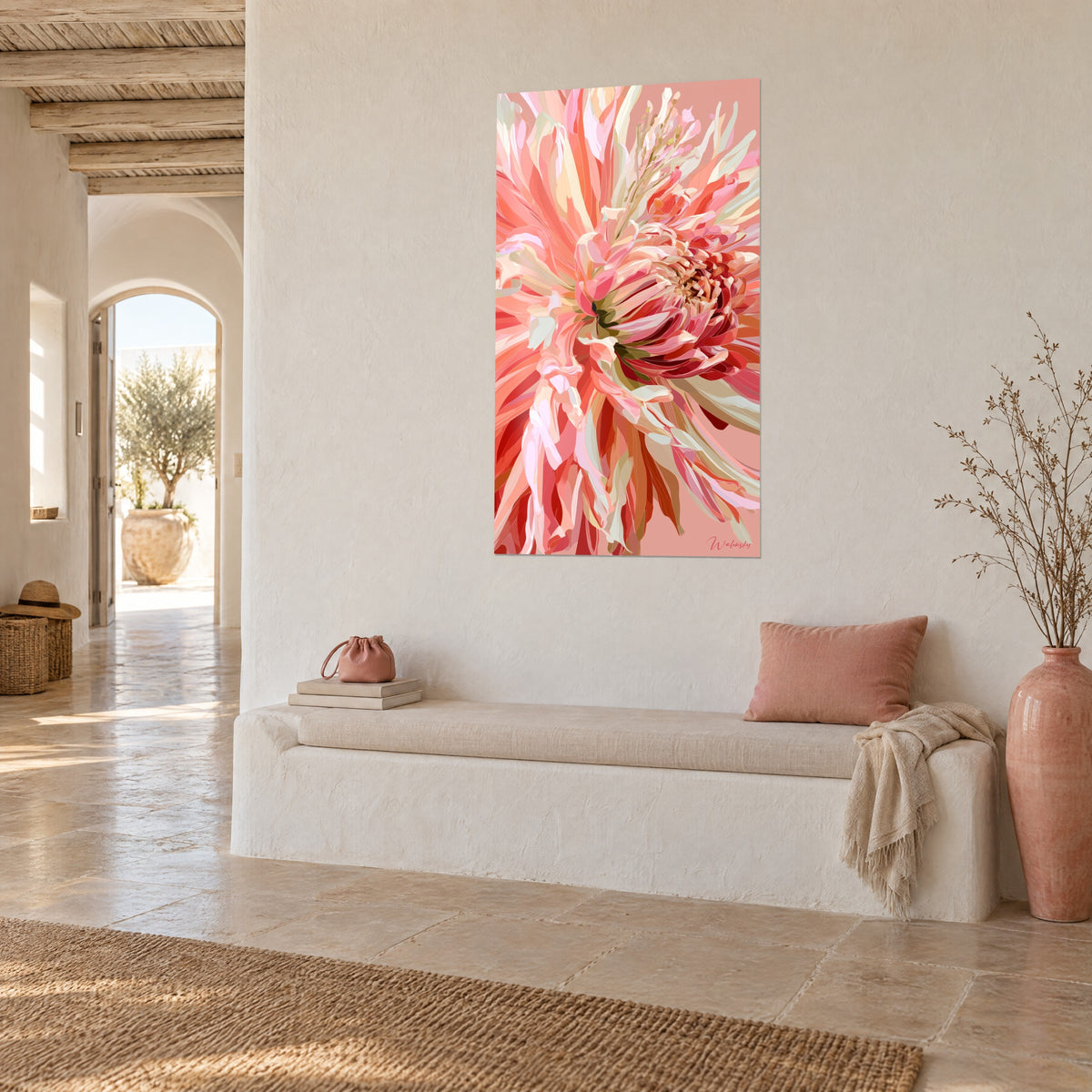 Quadro fiore gigante in esplosioni di rosa e avorio, cuore serrato rosso scuro, appeso alla parete bianca di una casa mediterranea in vista di tre quarti