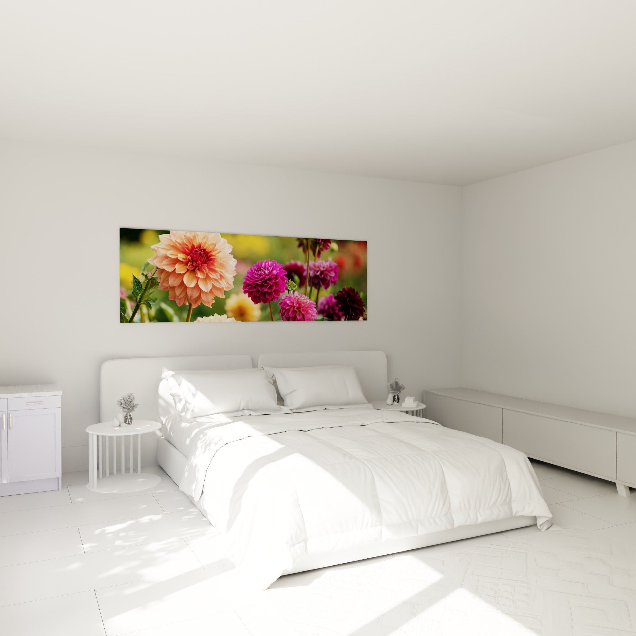 Corolle de dahlia pêche et pourpre déployée, au-dessus d'un lit dans une chambre claire