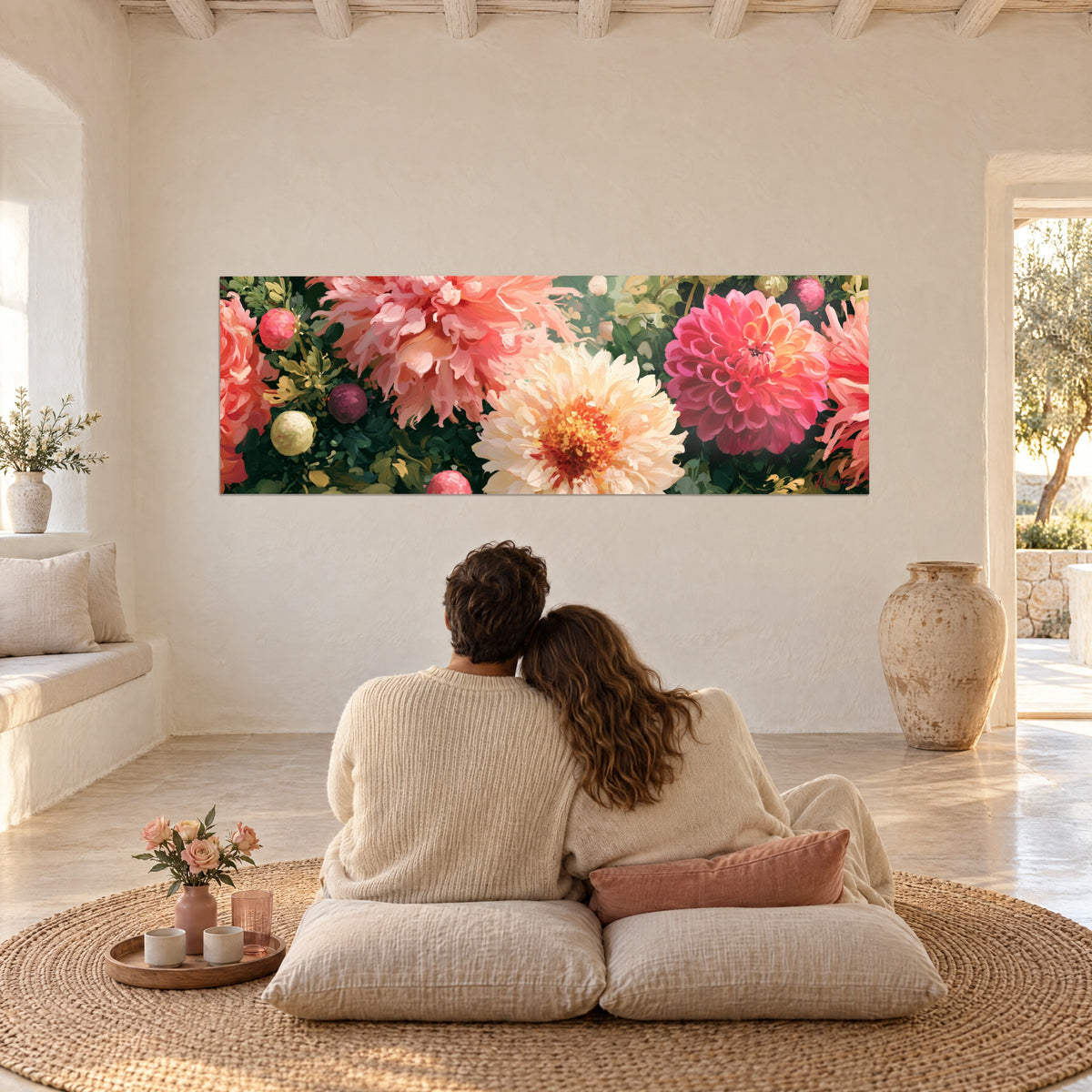 Gemälde Elfenbeinblüte mit goldenem Herz, leuchtend rosa und korallenfarbene Dahlien vor dunklem Laub, gegenüber einem Paar von hinten auf Kissen