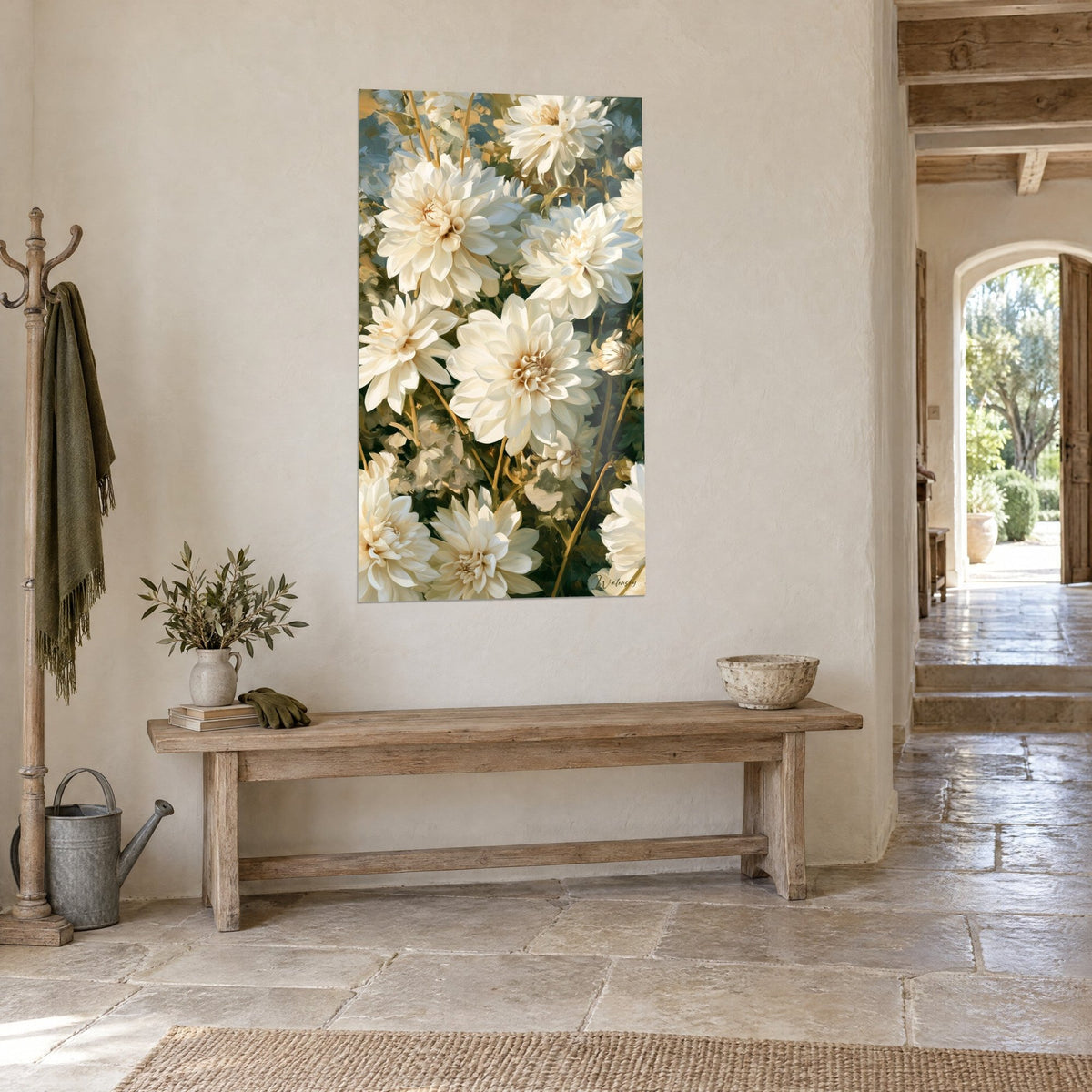Tableau bouquet de grandes fleurs ivoire et tiges ocre, fond vert sombre, vue de trois quarts dans un couloir en pierre