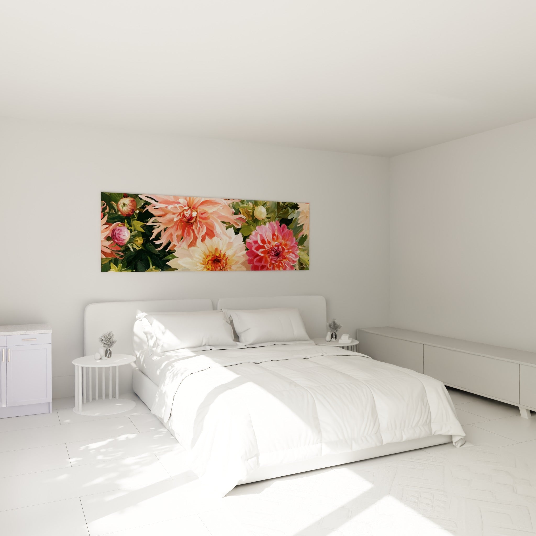 Bouquet de dahlias roses et crème aux couleurs chaudes, accroché au-dessus d'un lit dans une chambre claire