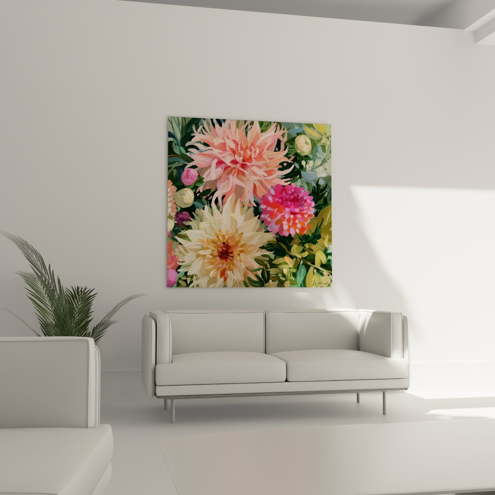Fleurs de dahlias saumon et ocre entourées de feuillage vert olive, au-dessus d'un canapé dans un salon lumineux